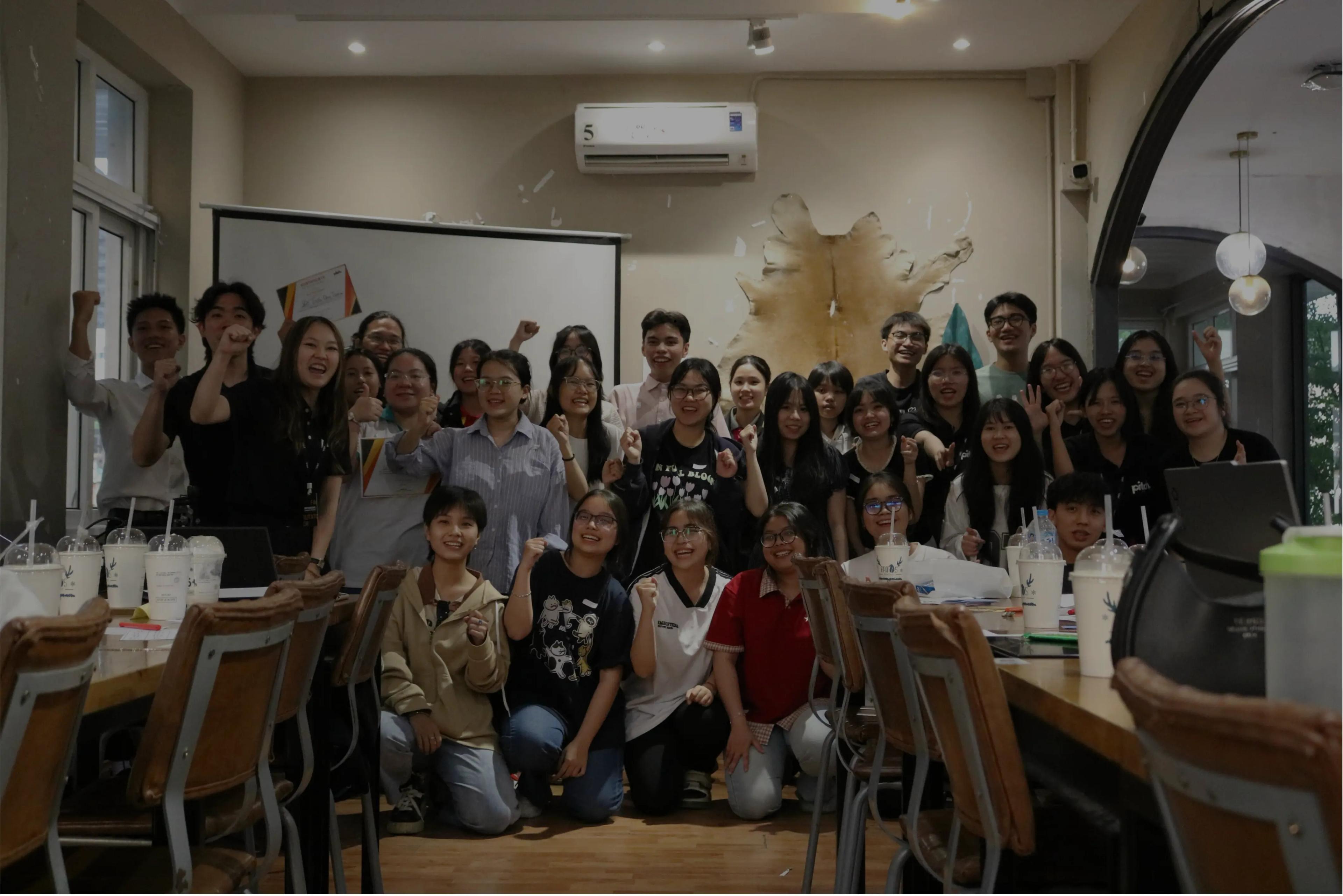 The pitchMe team and workshop participants cheering together
